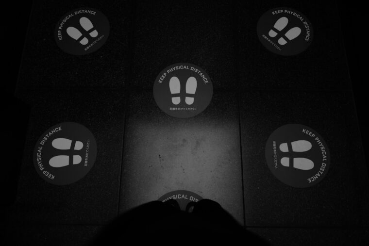徹底できていない場合は、エレベーターに床サインを設置し、視覚的にわかりやすくする方法もおすすめです。