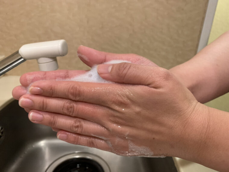 手のひらを洗う
