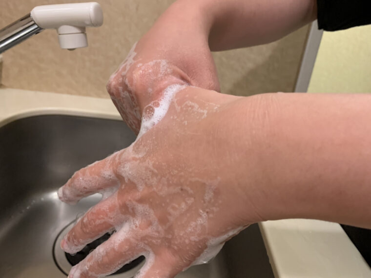 指を洗う